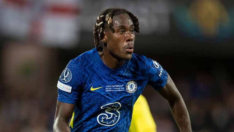 Klub Liga Inggris (Premier League) asuhan Antonio Conte, Tottenham Hotspur dikabarkan tertarik untuk merekrut bek muda Chelsea, Trevoh Chalobah. Copyright: © Visionhaus/Getty Images