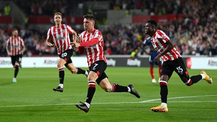 Sergi Canos merayakan golnya di laga pembuka Liga Inggris 21/22, Brentford vs Arsenal. Copyright: © Shaun Botterill/Getty Images