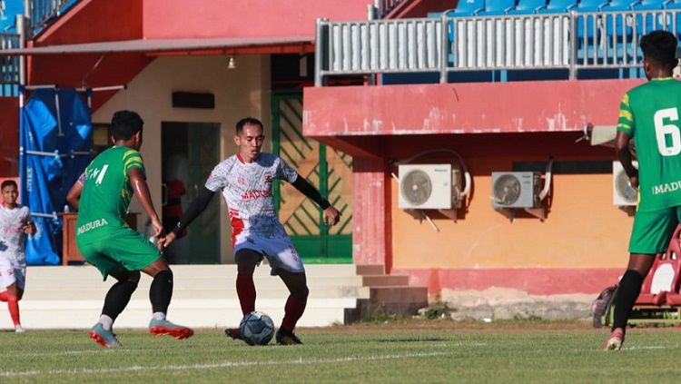 Uji coba Madura United vs Madura FC. Copyright: © MO Madura United