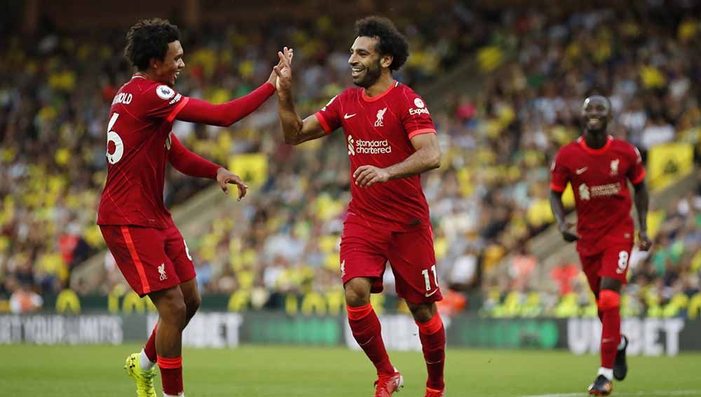 Selebrasi Mohamed Salah merayakan dengan rekan setimnya Trent Alexander-Arnold usai mencetak gol pada pertandingan Liga Premier antara Norwich City dan Liverpool. Copyright: © Reuters/Peter Cziborra