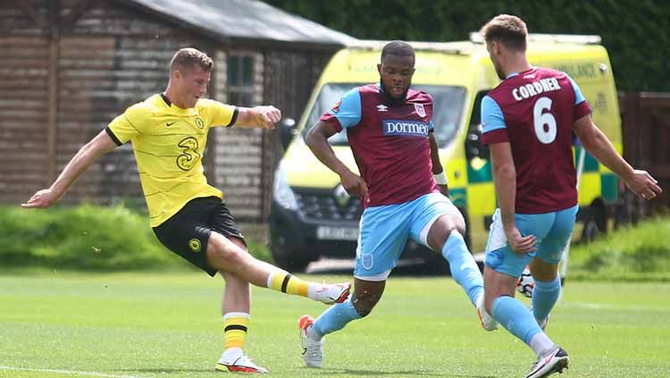 Aksi Ross Barkley di pertandingan uji coba Chelsea vs Weymouth FC di Cobham, Minggu (15/08/21). Copyright: © Weymouth FC.