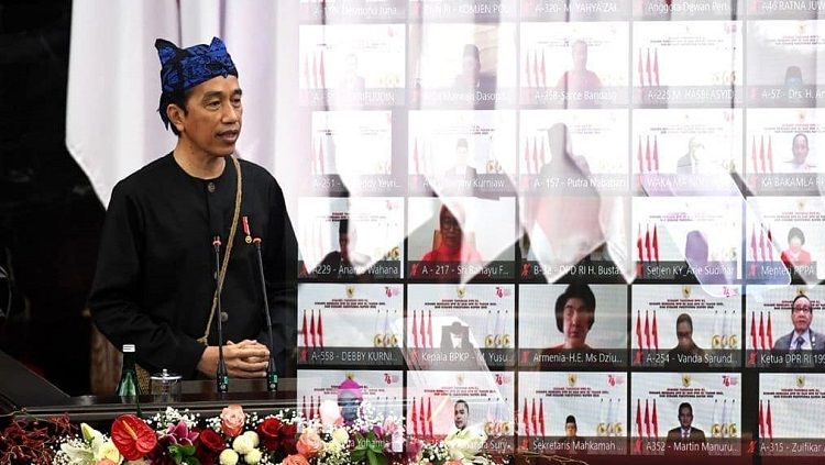 Presiden RI, Joko Widodo, mengenakan pakaian adat Suku Baduy, Banten. Copyright: © Instagram