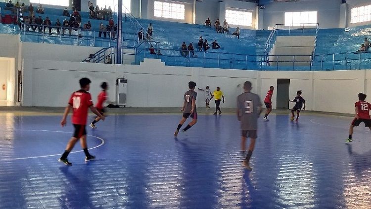 Tim futsal Papua saat menjajal venue GOR Futsal PON XX di klaster Mimika Copyright: © INDOSPORT/Sudjarwo