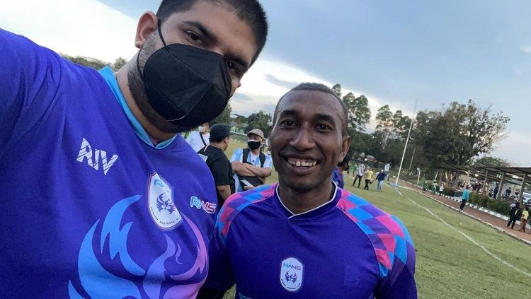 Wakil Presiden Rans Cilegon FC, Rajiv Sing (kiri), berfoto bresama Patrich Wanggai. Copyright: © Instagram @rajivsingh9191