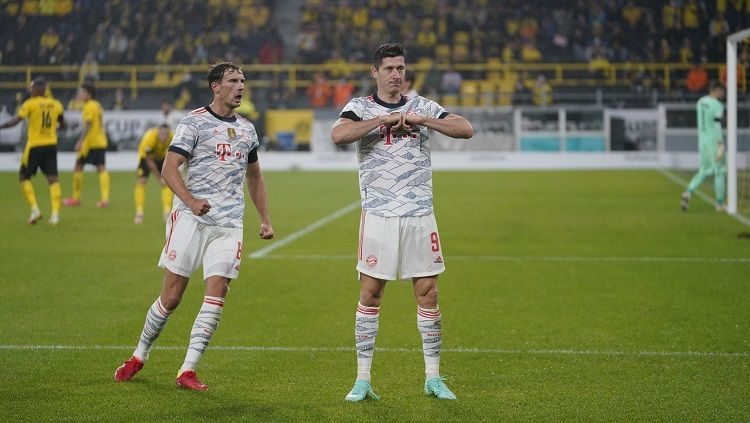 Striker Bayern Munchen, Robert Lewandowski, merayakan gol yang dicetaknya ke gawang Borussia Dortmund di final Piala Super Jerman, Rabu (18/08/21) dini hari WIB. Copyright: © @FCBayern