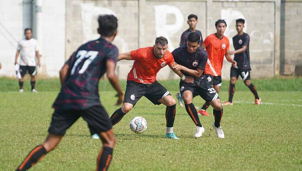 Latihan skuat Persija Jakarta di lapangan POR Sawangan, Rabu (18/08/21). Copyright: © Khairul Imam/Persija