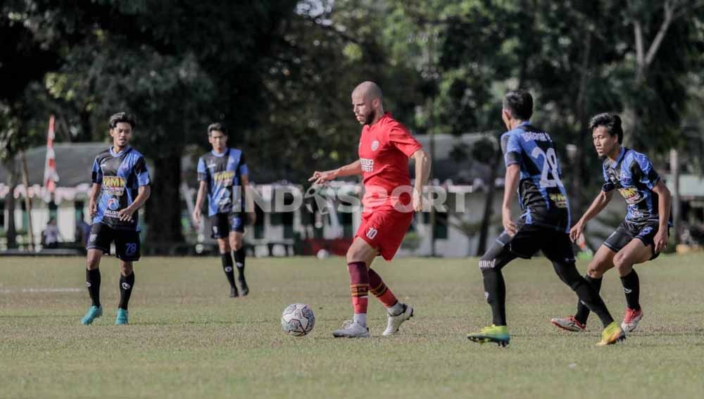 Aksi penyerang asing klub Liga 1 PSM Makassar, Anco Jansen, dalam sebuah laga uji coba. Copyright: © Adriyan Adirizky/INDOSORT