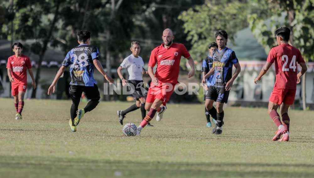 Aksi penyerang asing klub Liga 1 PSM Makassar, Anco Jansen, dalam sebuah laga uji coba. Copyright: © Adriyan Adirizky/INDOSORT