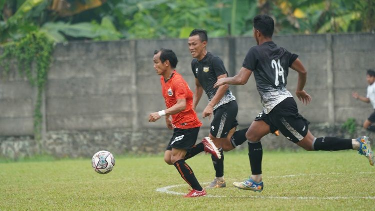 Asisten pelatih Persija Jakarta, Sudirman, belum puas akan penampilan anak asuhnya meski tim Liga 1 itu meraih kemenangan saat beruji coba dengan Dewa United. Copyright: © Khairul Imam/Persija