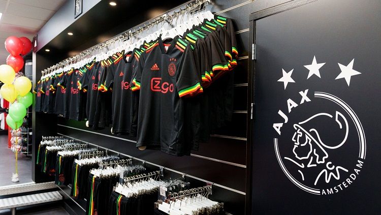 Ajax Amterdam membuat heboh saat meluncurkan jersey ketiga musim 2021/22 yang terinspirasi musisi rege Bob Marley. Copyright: © @AFCAjax