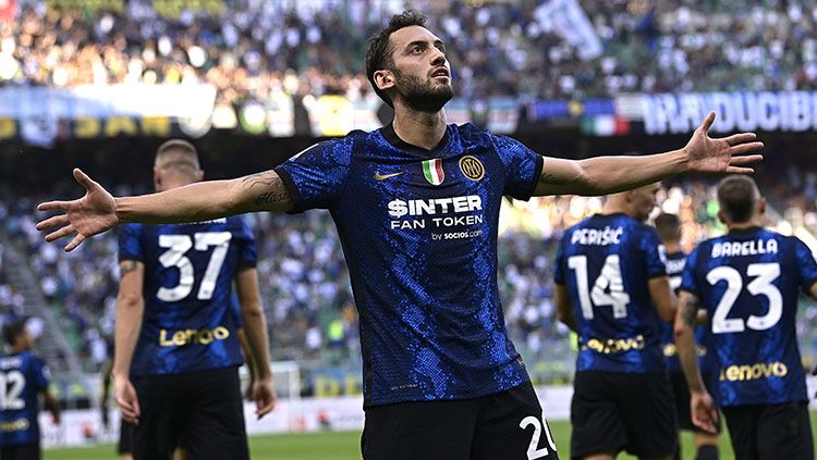 Selebrasi Hakan Calhanoglu bersama pemain Inter Milan. Copyright: © Mattia Ozbot/Getty Images