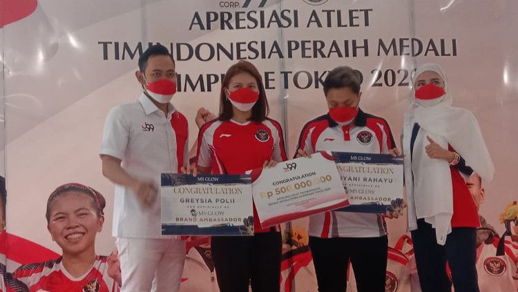 Greysia/Apriyani mendapat bonus dari Gilang Widya Pramana atas raihan medali emas Olimpiade Tokyo 2020. Copyright: © Humas J99 Corp