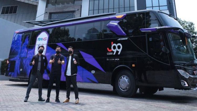 Bus untuk Rans Cilegon FC Copyright: © Humas J99 Corp