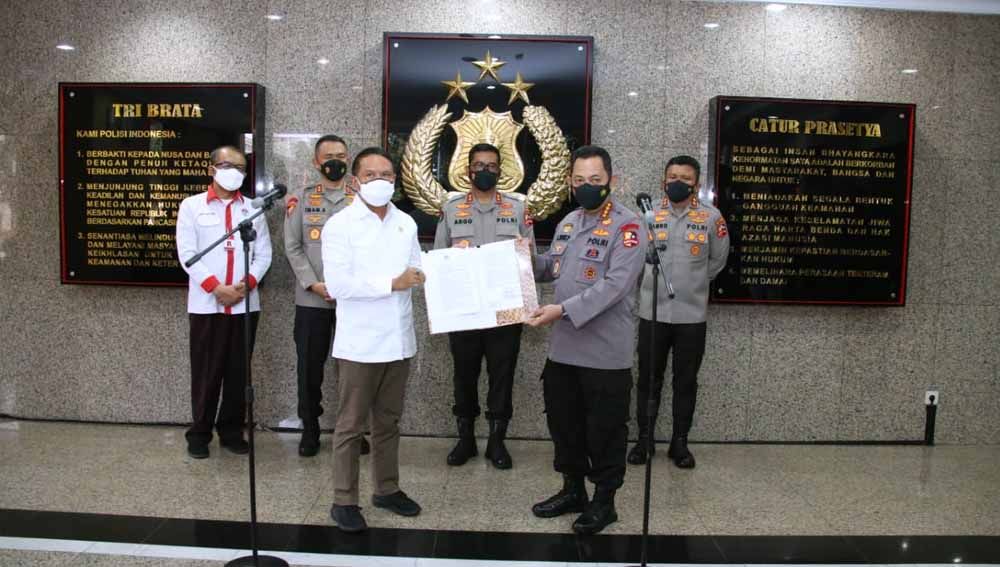 Kapolri Jenderal Listyo Sigit Prabowo memberikan berkas izin kompetisi ke Menpora Zainudin Amali. Copyright: © Kemenpora