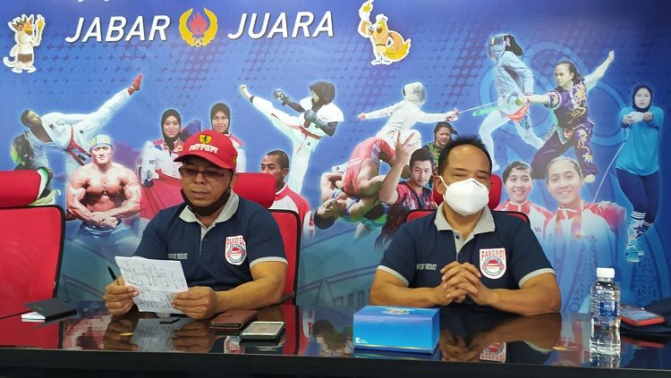 Kabidpres PABERSI Jawa Barat, Agus Bambang (kiri), saat ekpose persiapan PON XX di Ruang Kominfo KONI Jabar, Kota Bandung, Senin (23/08/21). Copyright: © Arif Rahman/INDOSPORT