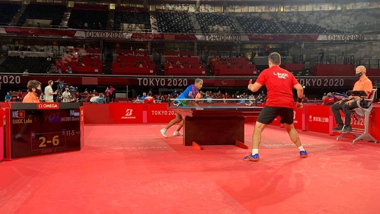 Atlet para tenis meja Indonesia, David Jacobs mengawali pertandingan pertama Paralimpiade Tokyo 2020 dengan kalahkan wakil Montenegro, Luka Bakic. Copyright: © NPC Indonesia