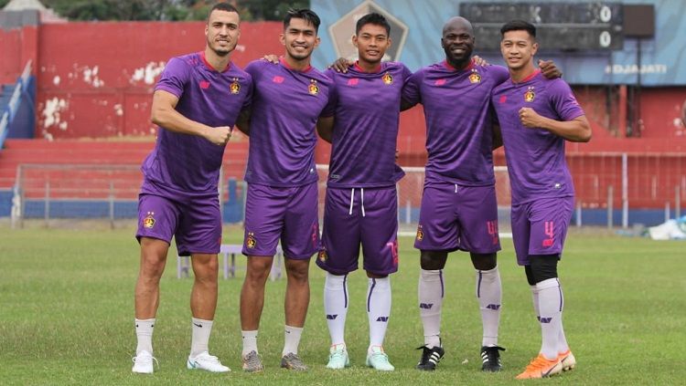 Jersey baru Persik Kediri untuk laga kandang Liga 1 konsisten mengusung warna ungu dengan aksen merah. Copyright: © Media Persik Kediri