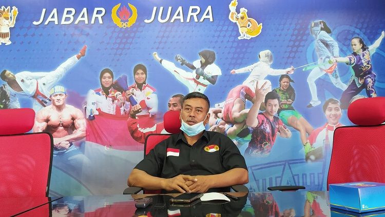 Asisten pelatih tim Pelatda angkat besi Jabar, M. Minan, saat ekpose persiapan PON XX di Ruang Kominfo KONI Jabar, Kota Bandung, Selasa (24/08/21 Copyright: © Arif Rahman/INDOSPORT