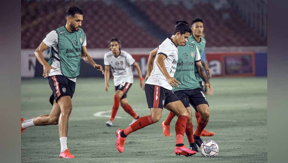 Suasana latihan tim Bali United jelang pembukaan BRI Liga 1 2021-2022 di stadion GBK. Copyright: © Bali United