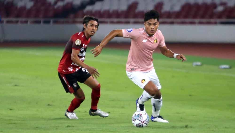Laga pertandingan antara tim Bali United vs Persik Kediri jelang pembukaan BRI Liga 1 2021-2022 di stadion GBK. Copyright: © MO Persik