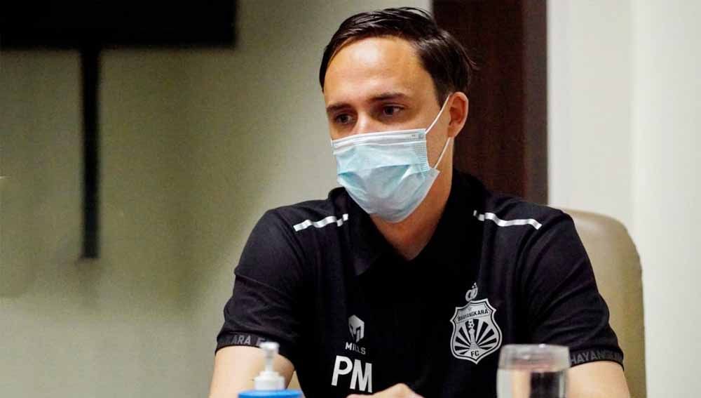 Pelatih Bhayangkara FC, Paul Munster menekankan ke para pemainnya agar selalu fokus di sisa laga Liga 1 musim ini. Copyright: © Bhayangkara FC