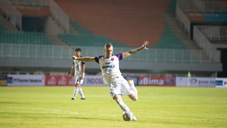 Adam Mitter saat membela Persita Tangerang pada Liga 1 2021-2022. Copyright: © Media Persita Tangerang