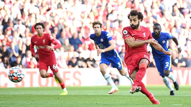 Mohamed Salah saat melakukan tendangan penalti dalam laga kontra Chelsea di Liga Inggris. Copyright: © Michael Regan/Getty Images