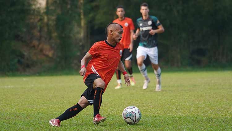 Riko Simanjuntak berusaha membawa bola ke arah gawang Persikabo. Copyright: © Khairul Imam/persija
