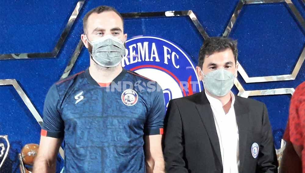 Pelatih Arema FC, Eduardo Almeida, saat mendampingi Sergio Silva rekrutan barunya di Liga 1. Copyright: © Ian Setiawan/Indosport.com