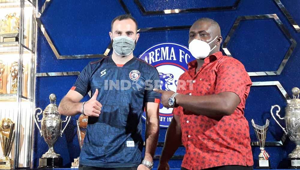 Bek asal Portugal, Sergio Silva resmi diperkenalkan sebagai bagian Arema FC. Copyright: © Ian Setiawan/Indosport.com