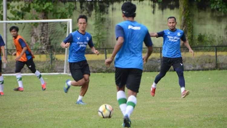 Para pemain PSMS Medan saat menjalani latihan rutin mereka di Stadion Mini Kebun Bunga, Medan, Senin (30/8/21) petang. Copyright: © Aldi Aulia Anwar/INDOSPORT
