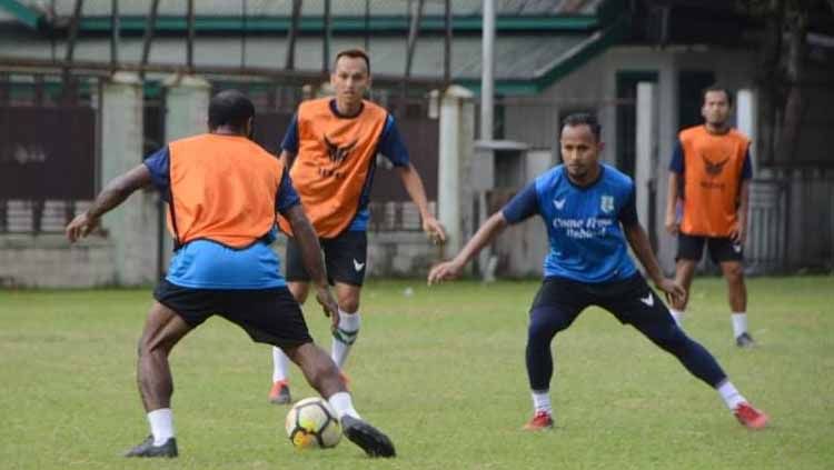 Para pemain PSMS Medan saat menjalani latihan rutin mereka di Stadion Mini Kebun Bunga, Medan, Senin (30/8/21) petang. Copyright: © Aldi Aulia Anwar/INDOSPORT