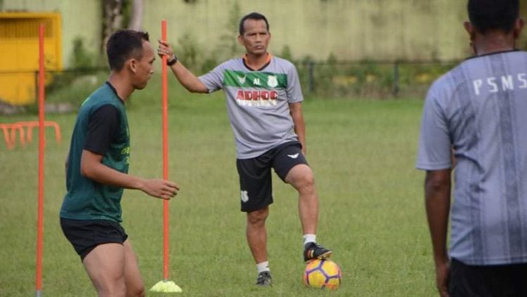 Pelatih kepala PSMS Medan, Ansyari Lubis. Copyright: © Aldi Aulia Anwar/INDOSPORT