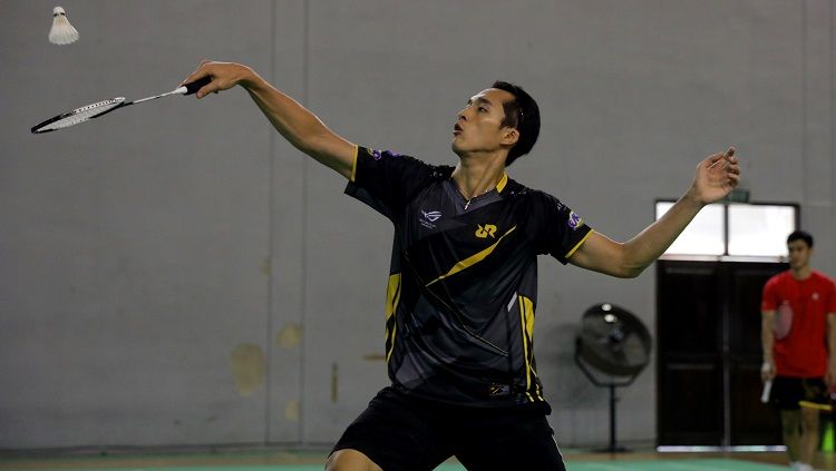 Pebulutangkis Jonatan Christie kembali aktif berlatih di Pelatnas mengenakan jersey tim eSports Team RRQ. Copyright: © PBSI
