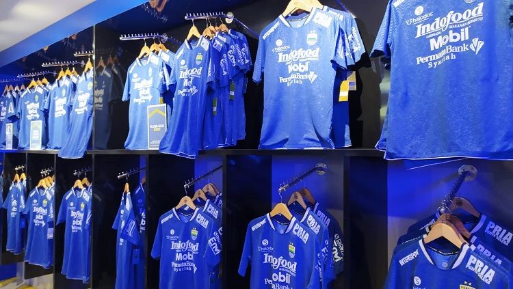 Persib Bandung resmi memperkenalkan jersey anyar untuk mengarungi kompetisi BRI Liga 1 2021-2022 yang langsung diserbu oleh ribuan Bobotoh. Copyright: © Arif Rahman/INDOSPORT