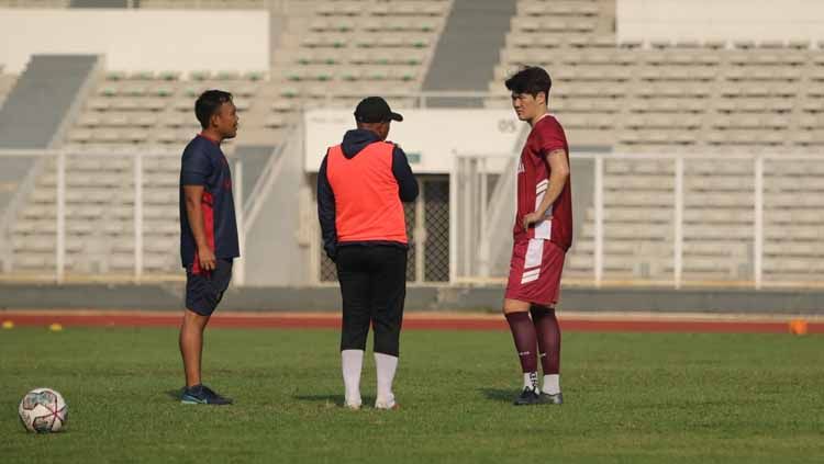 Rahmad Darmawan saat berbicara dengan pemain Korea Selatan, Kim Jin-Sung di sela-sela latihan timnya jelang Liga 1. Copyright: © MO Madura Utd
