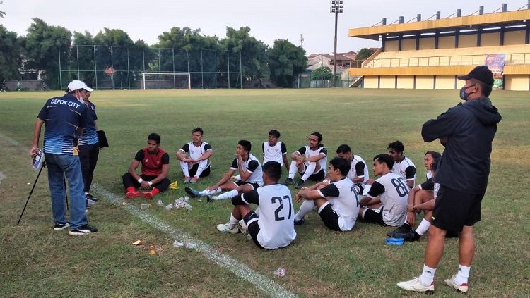 Pelatih Depok City FC, Bambang Warsito, memberikan instruksi kepada pemainnya dalam pertandingan uji coba melawan PSKC Cimahi, Rabu (1/9/21). Copyright: © Indra Citra Sena/INDOSPORT