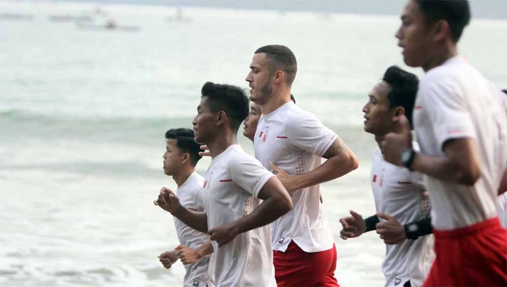 Arthur Felix Silva dkk digenjot dalam latihan fisik selama 3 hari di Pantai Prigi Tranggalek. Copyright: © MO Persik