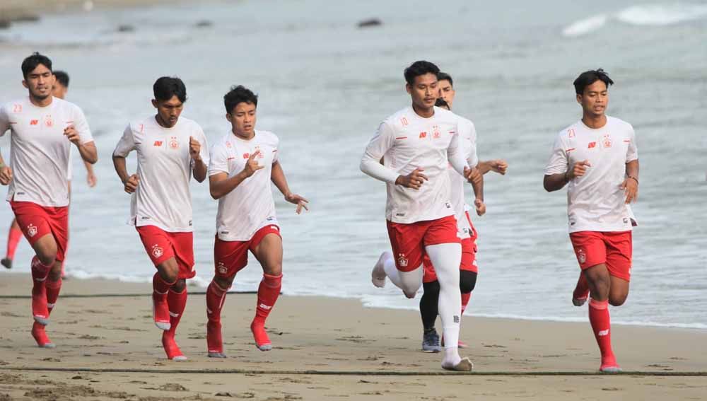 Para pemain Persik digenjot dalam latihan fisik selama 3 hari di Pantai Prigi Tranggalek. Copyright: © MO Persik