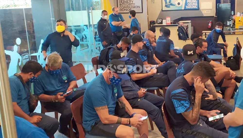 Tim Persib berkumpul di Graha Persib, Jalan Sulanjana, Kota Bandung, menjelang keberangkatan ke Tangerang, Jumat (03/09/21), untuk persiapan menghadapi Barito Putera di laga perdana BRI Liga 1 2021-2022. Copyright: © Arif Rahman/Indosport.com