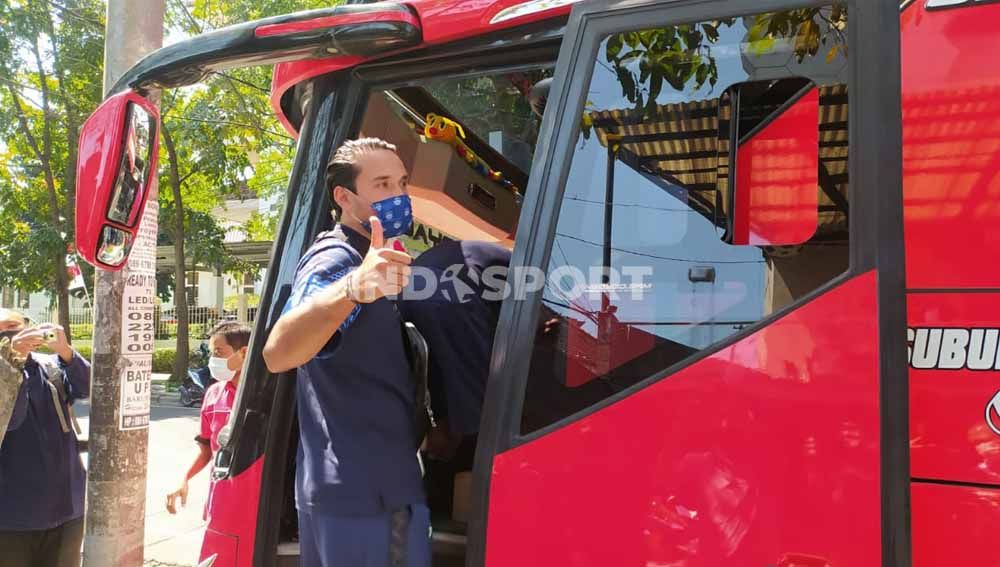 Pemain Persib, Ezra Walian memasuki bus yang akan berangkat ke Tangerang, Jumat (03/09/21), untuk persiapan menghadapi Barito Putera di laga perdana BRI Liga 1 2021-2022. Copyright: © Arif Rahman/Indosport.com
