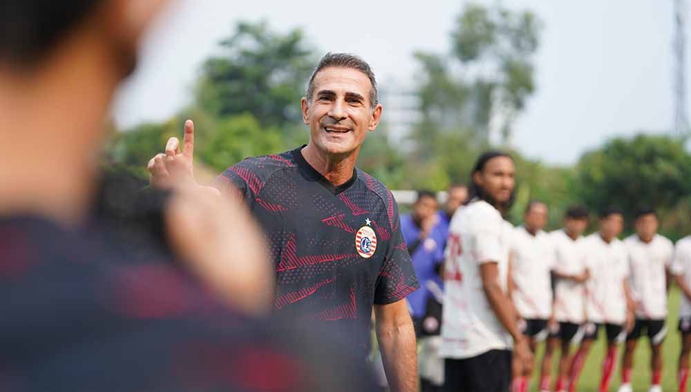 Pelatih Persija Angelo Alessio akhirnya tiba di Indonesia dan langsung memimpin latihan, Jumat (3/9/21). Copyright: © Khairul Imam/Persija