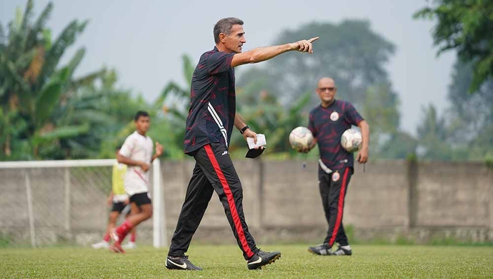 Pelatih Persija, Angelo Alessio, akhirnya tiba di Indonesia dan langsung memimpin latihan, Jumat (3/9/21). Copyright: © Khairul Imam/Persija