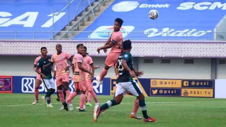 Duel udara pemaain Madura United melawan Tira Persikabo pada laga Liga 1 2021 Copyright: © Media Tira Persikabo