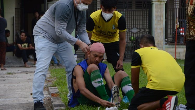 Pemain PSMS Medan, Rachmad Hidayat, terkena luka robek di kepala saat laga uji coba, Jumat (03/09/21). Copyright: © Aldi Aulia Anwar/INDOSPORT