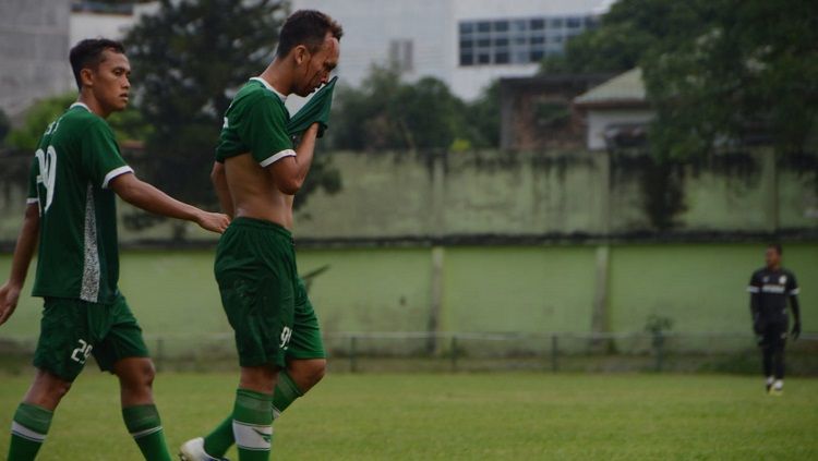 Pemain PSMS Medan, Rachmad Hidayat, terkena luka robek di kepala saat laga uji coba, Jumat (03/09/21). Copyright: © Aldi Aulia Anwar/INDOSPORT