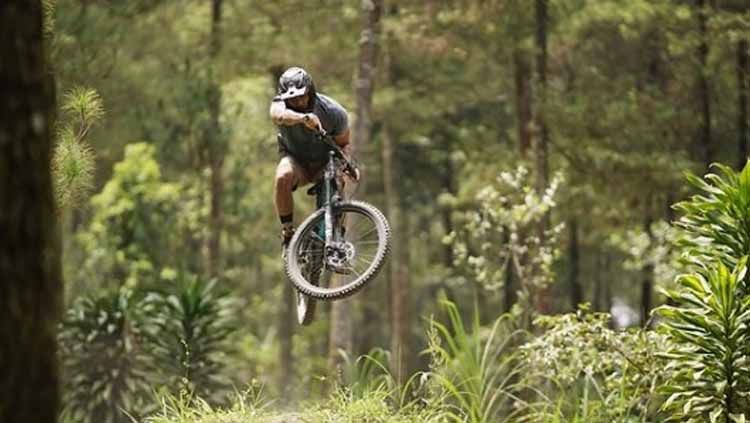 Ario Bayu sedang sepeda downhill Copyright: © bayu_ario