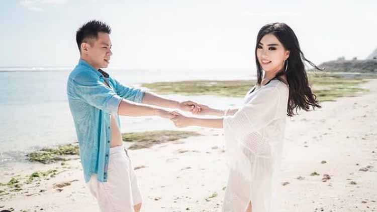 Cheah Liek How sama istrnya, Dewi Febriana tengah menikmati liburan di salah satu pantai Copyright: © cheahliekhou4956
