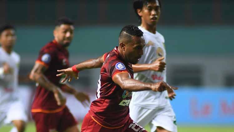 Terens Puhiri berusaha mengejar bola Copyright: © Borneo FC