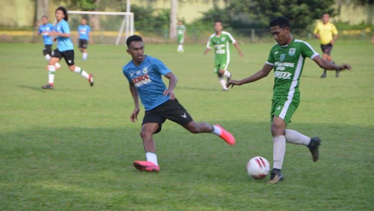 PSMS Medan (biru) beruji coba melawan tim Liga 3 Sumut, Saba Bangunan FC (baju hijau) Copyright: © Aldi Aulia Anwar/INDOSPORT